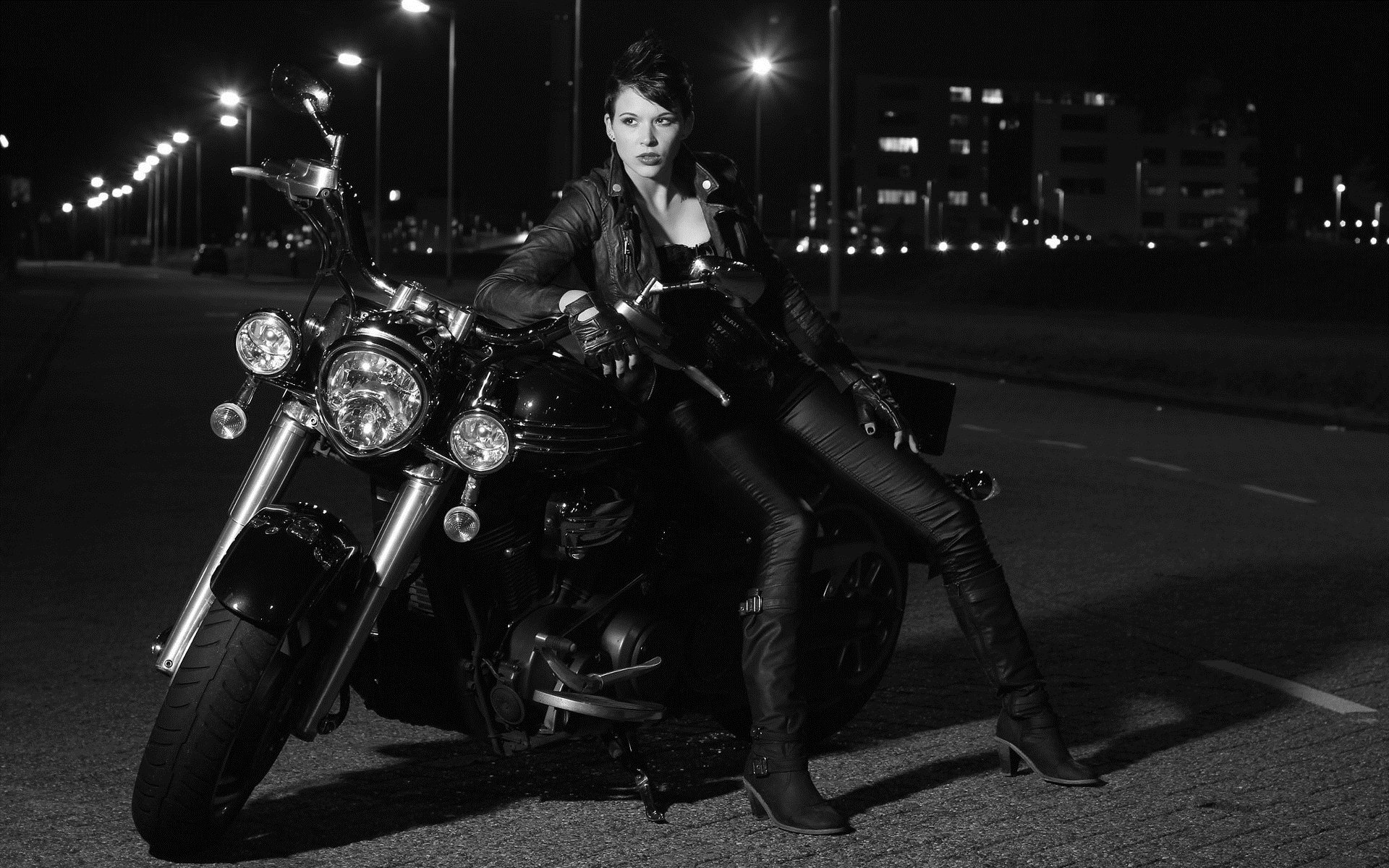 Photo Beautiful girls and motorcycles in Luxembourg