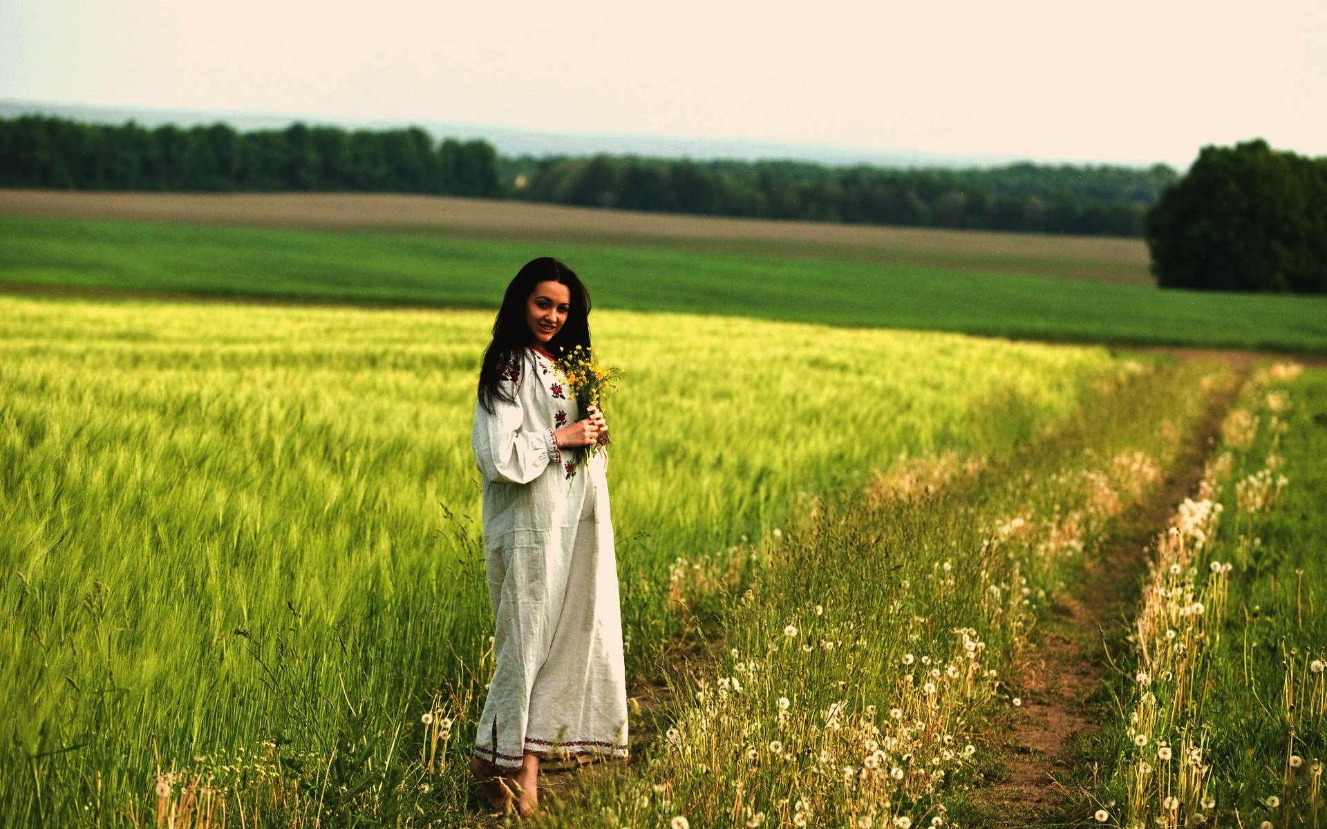 Women in Slavic costumes in Luxembourg